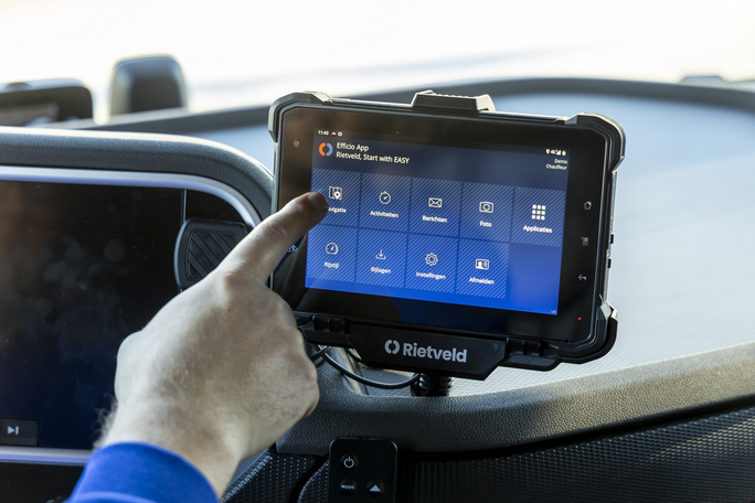 Auf den Bordcomputer „Efficio“ im Hauptmenü des Lkw klicken